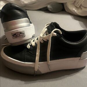 Vans Women's Black and White Low-Top platform Sneakers